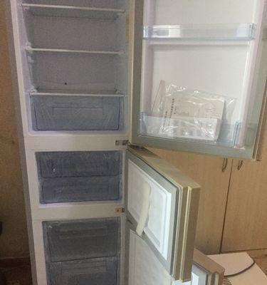解决冰箱老有水的方法（有效应对冰箱内水滴问题）