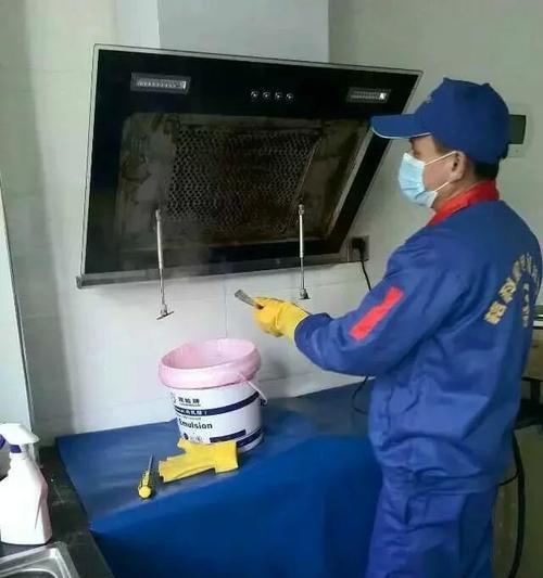 如何清洗斜面油烟机上的油垢（轻松清洁）