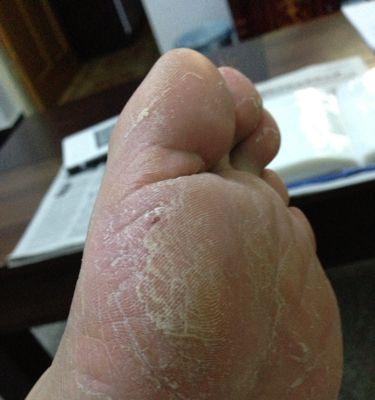 如何制作手机在脚上的图片效果？
