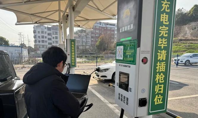 圆形充电器能给哪些设备充电？使用时应注意什么？