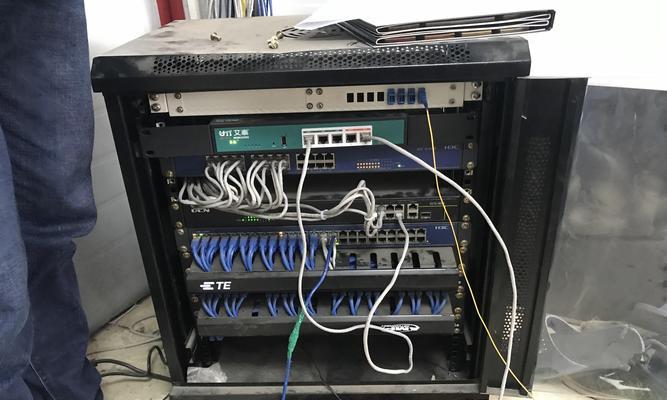 双路由器机柜安装的正确步骤是什么？