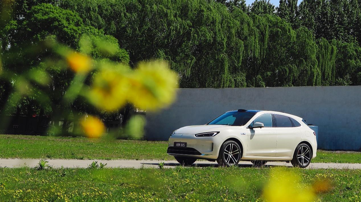 高考后学车潮来临！智能 SUV 问界新 M5 Ultra 成年轻人购车优选
