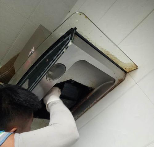 如何正确清洗附近油烟机（轻松清除油烟机积存污垢）