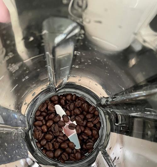 咖啡机泡沫的原理与技巧（揭秘咖啡机如何制造绵密浓郁的泡沫）