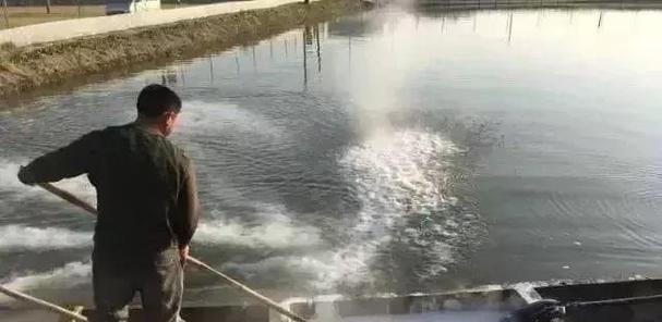 用生石灰清洗油烟机的有效方法（省时）