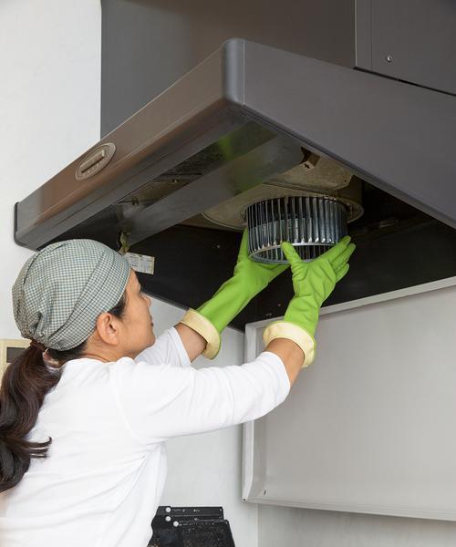 小区居民如何正确清洗抽油烟机（简单易学的清洗方法）