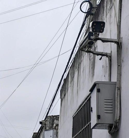 在山上安装摄像头的原因是什么？